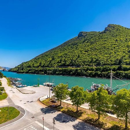 Seafront Villa Andrijana - Happy Rentals Пломин Екстериор снимка