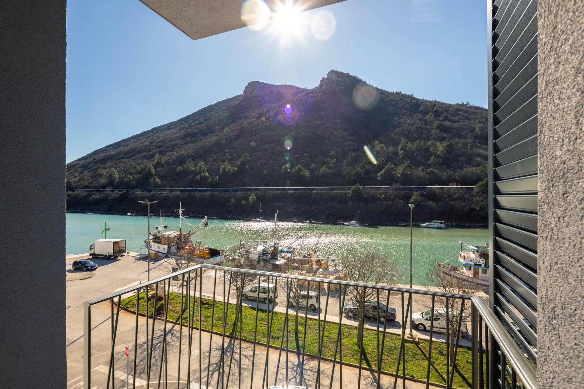 Seafront Villa Andrijana - Happy Rentals Пломин Екстериор снимка