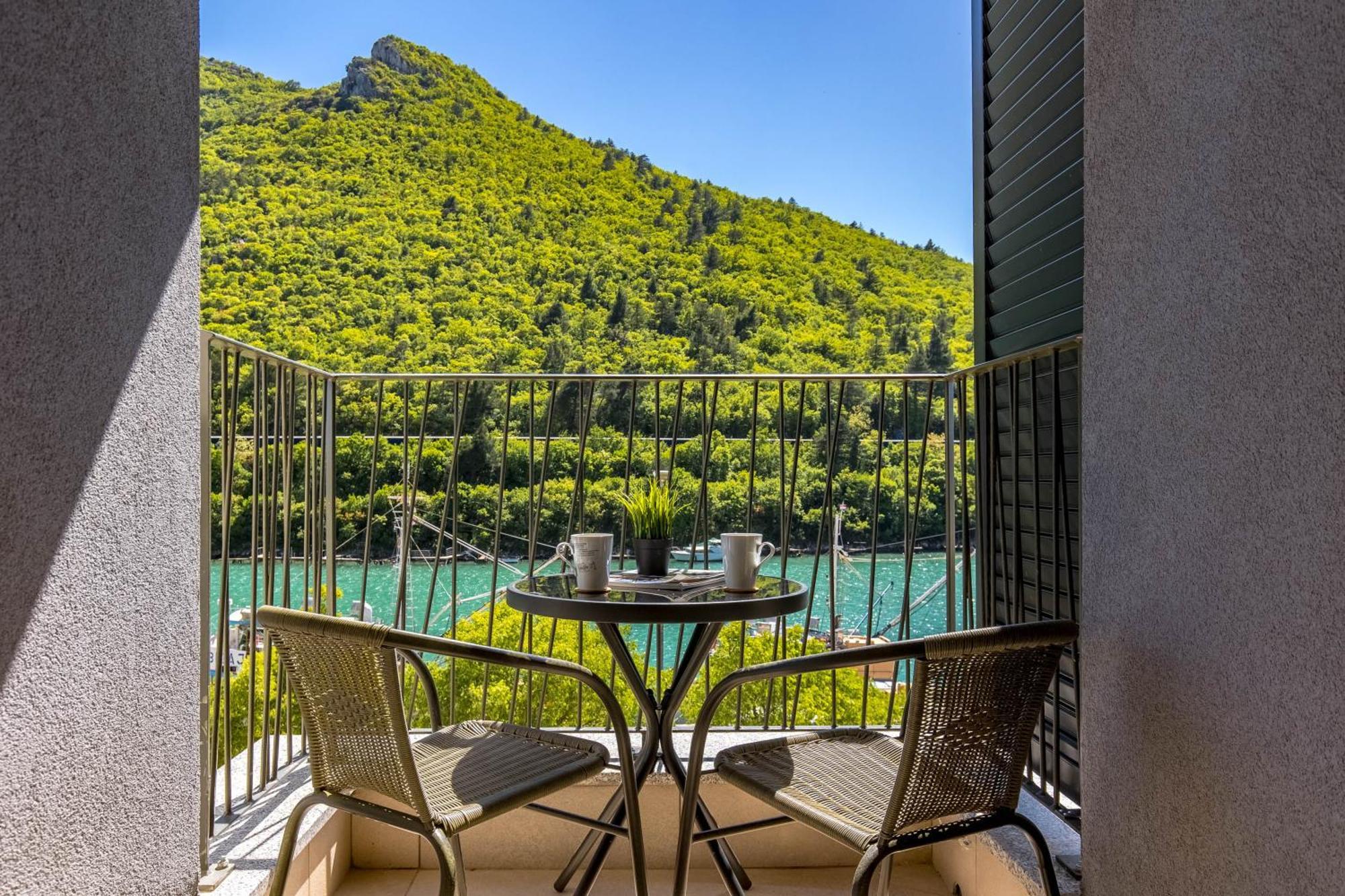 Seafront Villa Andrijana - Happy Rentals Пломин Екстериор снимка